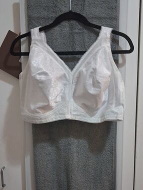 Playtex Classic White Full-Coverage Women’s Bra 44DD